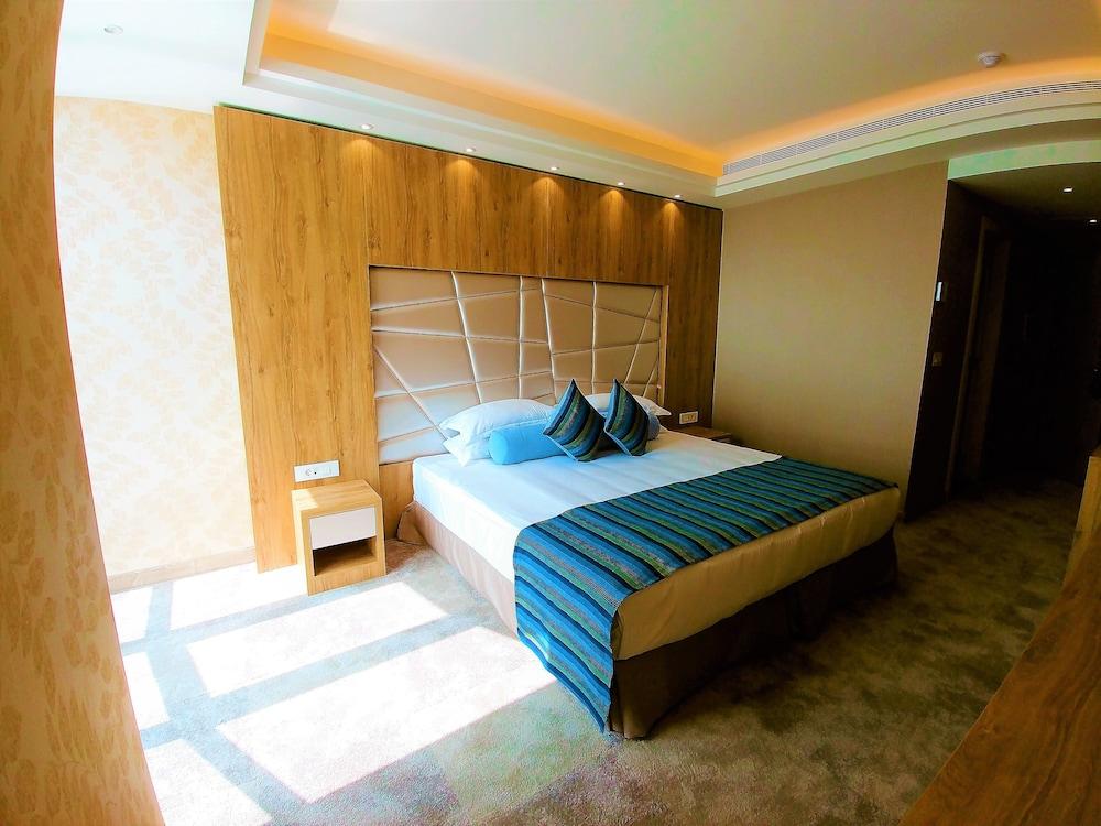 Maximus Hotel Blat Exterior photo